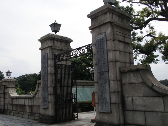 外人墓地の入り口です。ここから墓地側に向かってみる風景は、「THE横浜」って感じでした。