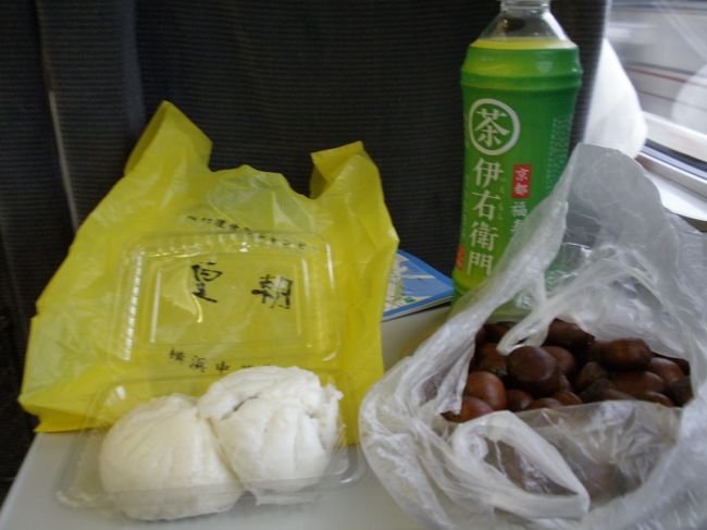 最後のグルメです。<br />甘栗。1日目は雨だから半額って言っていたのに、2日目も半額だった・・・。<br />肉まんは、チャンピオンの肉まんとチャーシューマン（ミニサイズ。どちらも90円）<br />おいしかった。。。