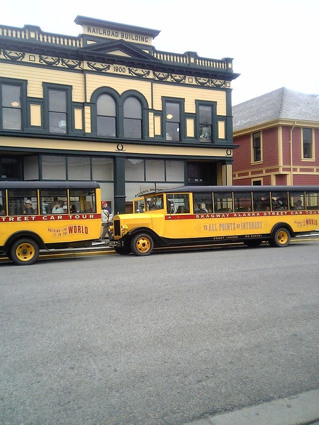 小さな町ですけど、観光バスも走っています。