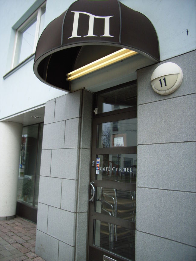 今度はアルヴァ・アアルト（Alver Aalto）の自邸に向かいます。<br />トラムの４か４Ｔに乗って（Saunalahdentie終点方向）、Munkkin.puistotieで下車します。 <br />乗って来たトラムの進行方向にそのまま線路沿いに向かって２、３分歩いて、トラムに沿って左折します。 <br />その角に素敵なカフェ”CAF&amp;Eacute; CARMEL”があります。 <br />