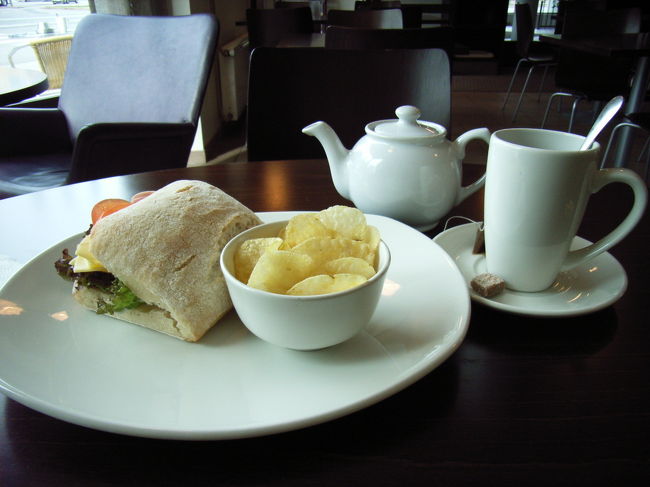 自邸のツアーは１時間に１回ほどあったのですが、始まるまで時間があったので、カフェで休憩。フォカッチャのサンドウィッチ美味しかったです。 