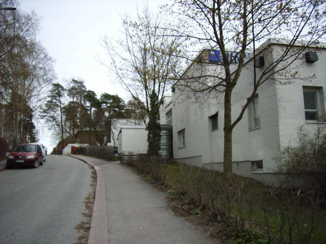 カフェの先の通りをまた左折して少し歩くと、アアルトハウスに到着します。 <br />