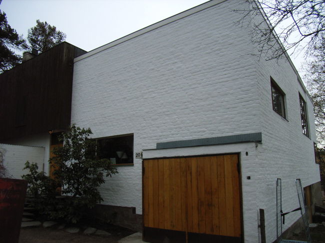 時間ぴったりに家の扉が開くと聞いていたので、待っていると中から女性が出てきました。