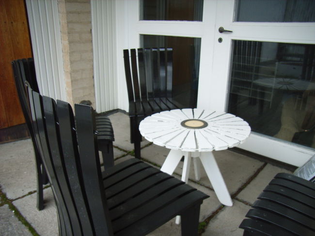 こんなベランダのベンチで日光浴したいなぁ。