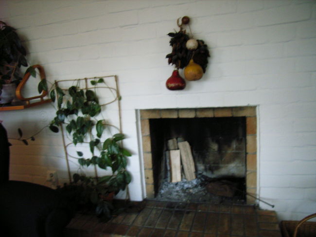 壁にはめ込んでいる暖炉かな。