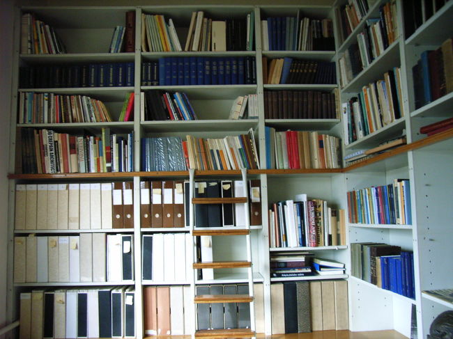 高いところの本はこちらの梯子に登らないと取れない高さ。