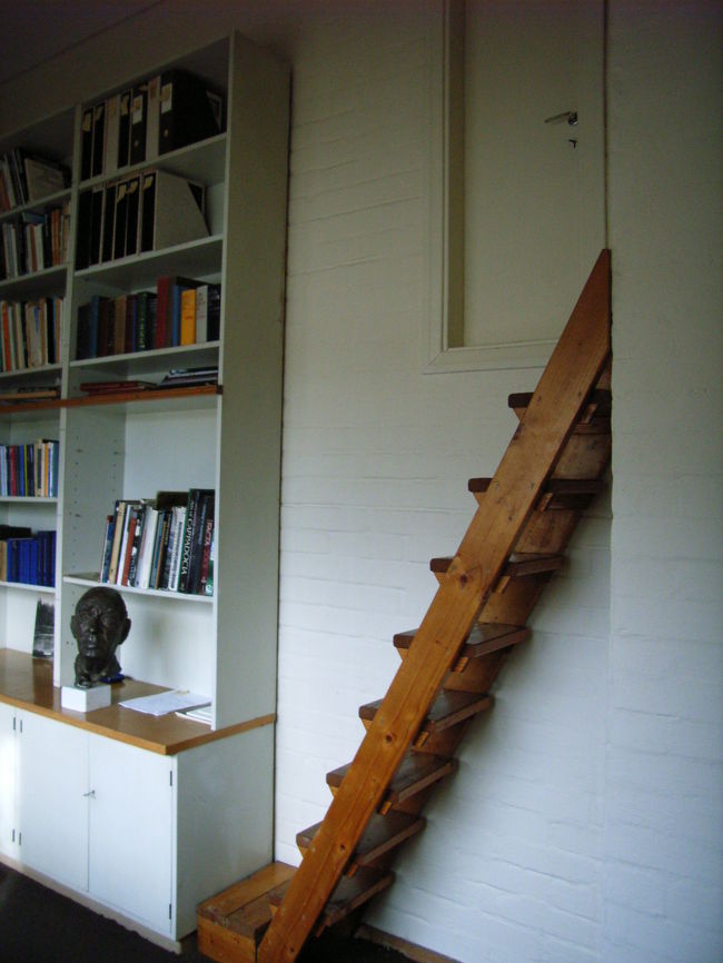 この階段から扉を開ける。ちょっと一人になりたい時に使っていたと説明していたような気がする。何だかお茶目な部屋の構造。