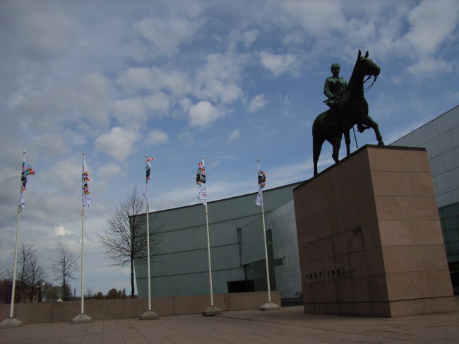 キアズマとマンネルヘイム元師像。