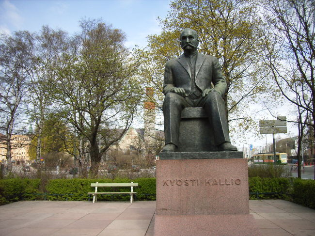 キョオスティ・カッリオ大統領の像。