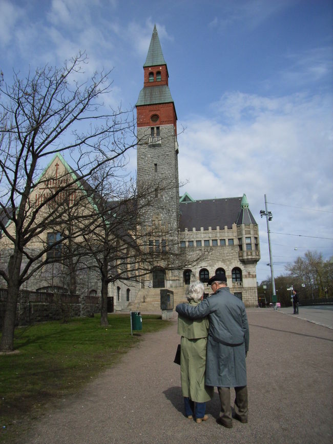 目の前を歩く、素敵な雰囲気の老夫婦。こんな感じに歳をとれるといいなぁ。