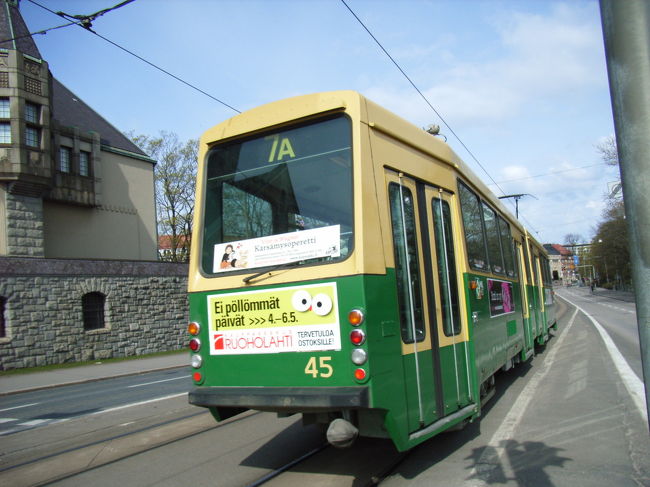 トラムのこの色合いがヘルシンキの町に合う。