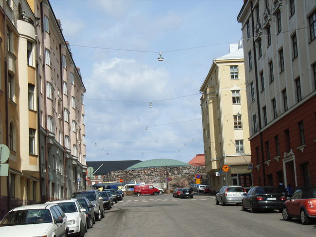 突き当たりに見えるのが、テンペリアウキオ教会。