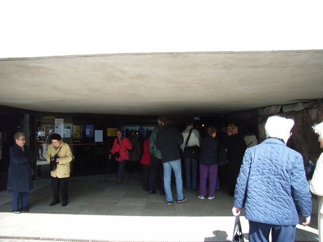 ちょっと低めの入口の天井。