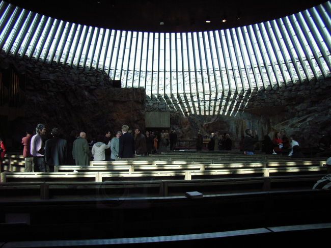 中はこんな感じ。思ったより天井が高い。