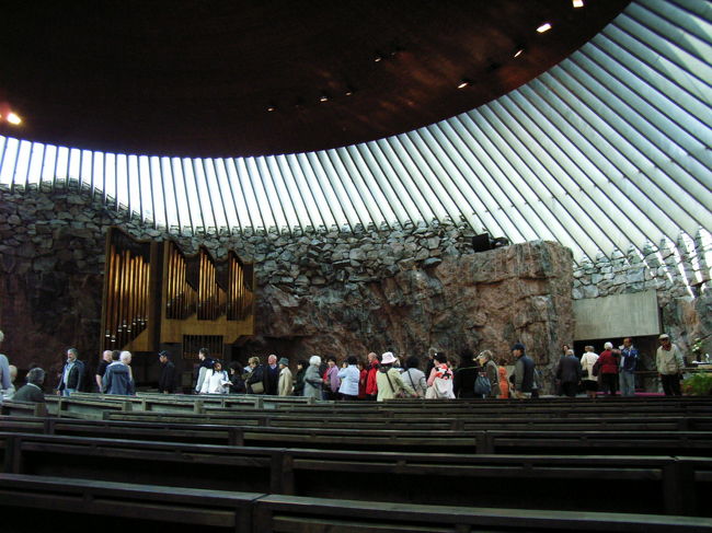 明るい光が差し込む暖かい感じ。