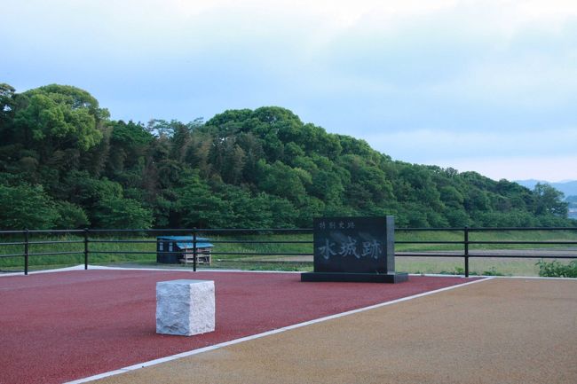 水城跡にやってきました。後ろに続いているのが水城です。