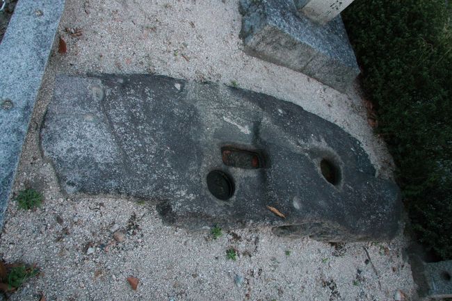 東門の礎石が残っていました。