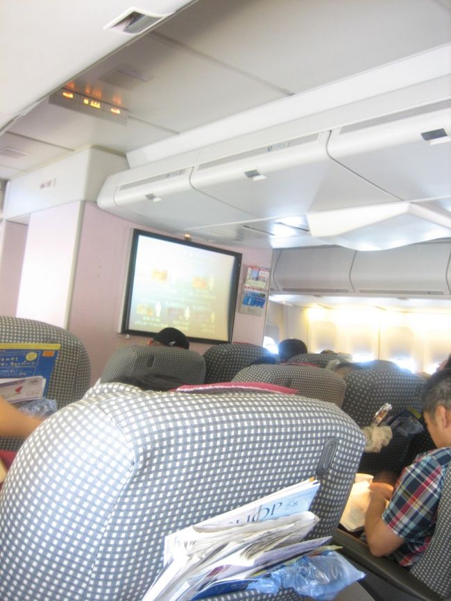 Jクラスシートに初めて乗りました。<br />座席間は広いし、足もともひろびろ。<br /><br />くつろぎの飛行機タイムです♪