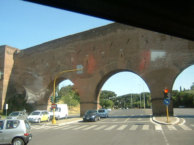 ローマでの滞在を終えて、空港に向かうマイクロバスの車内から。<br />水道橋が見えたので、パチリ！！