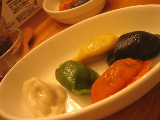 ５色の島ぎょうざ（500円）。<br /><br />白：島らっきょう<br />赤：クレソン<br />黒：イカ墨<br />緑：島ねぎ<br />黄：ゴーヤー<br /><br />中身もそれぞれ違います。<br />最後に食べた赤ぎょうざが薬膳のような味でした。<br />それ以外はおいしかったです。<br /><br />季節によって色づけの食材や中身はかわるそうです。