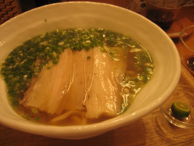 スーチキーすば（880円）<br /><br />薄くスライスしたスーチキーを麺と絡めながらいただきます。<br />途中でシークァーサーを絞って。<br /><br />13時30分頃行きましたが、残り3皿でした。<br />来店が遅いと売切れてしまうこともあります。