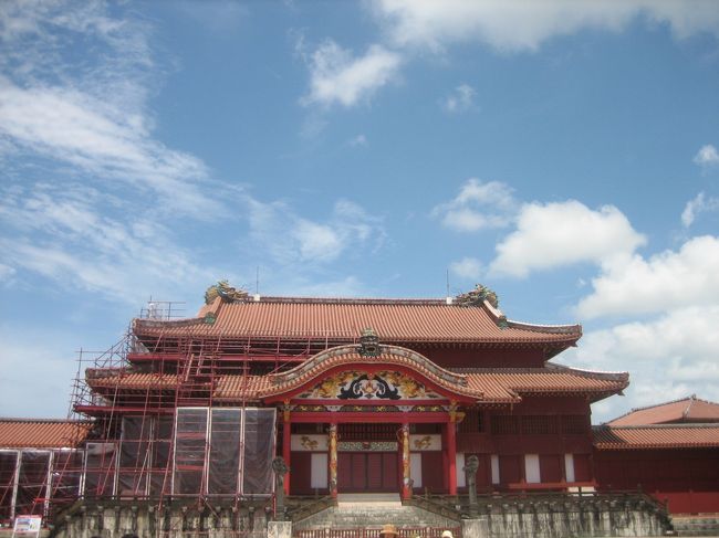 首里城正殿。<br /><br />青空に朱が映えます。<br />半分は塗りなおし中。