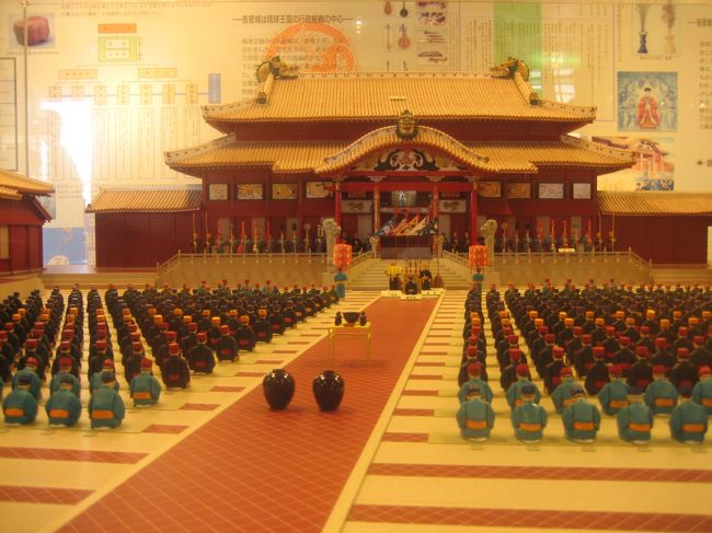 国王は東を背に座っています。<br /><br />これは、西方に中国があるのでという理由と<br />国王の後ろから陽が登るので、まるで後光のように<br />みえるからという理由もあるそうです。<br /><br />