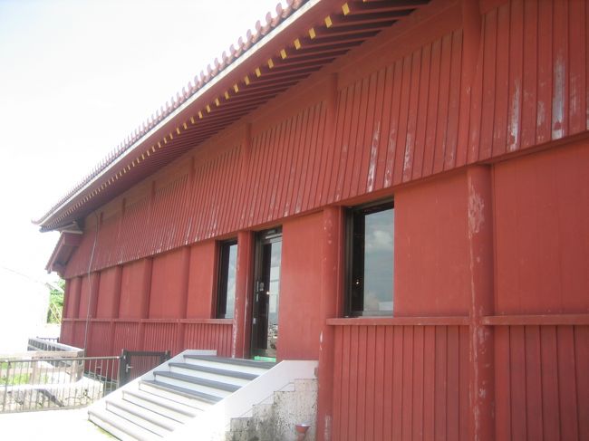 ぐるりと首里城を廻ってふと疑問が。<br /><br />「首里城には龍の装飾があるけど<br />　　　　　　シーサーをみかけなかったな〜」<br /><br />案内の方に尋ねてみると…