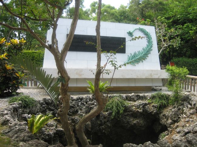 ひめゆりの塔<br /><br />太平洋戦争で傷ついた兵士達の看護活動の最中<br />犠牲になったひめゆり学徒隊の慰霊碑。