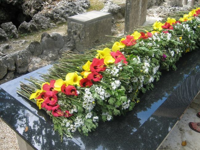 献花を購入して奉げます。