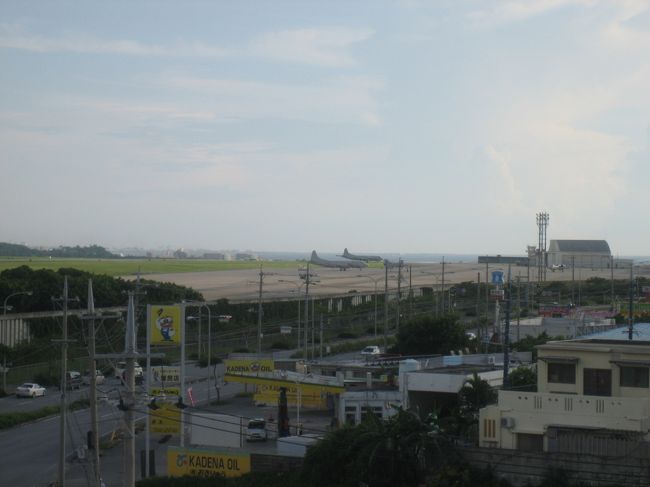 屋上の展望台で嘉手納基地を見学してから<br />ホテルへ向かいます。