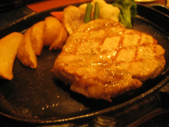 ホテル近くのレストランへ。<br />幻のあぐー豚をいただきます！！！<br /><br />あぐー豚ロースステーキ200g<br />スープ・サラダ・ライス付き（2,480円）<br /><br />脂身も甘くてぷりぷり♪<br />美味しい豚ちゃんでした♪♪ <br /> <br />----<br />レストラン島風（しまかじ）<br />http://r.gnavi.co.jp/f435600/