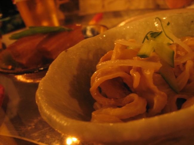 宿泊特典「おつまみチケット」を使って<br />ミミガーをいただきました。<br /><br />ラフテー、ゴーヤチャンプルもオーダーして<br />オキナワン満喫です★<br /><br />