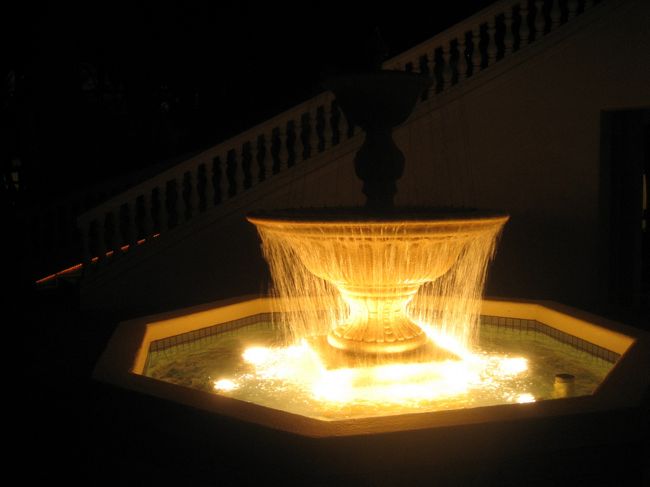 ライトアップされたプールサイド