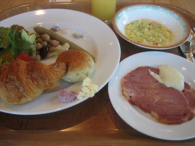 黒豚マッシュポテト<br />アーサーとシーフードのリゾット、<br />サラダにはノンオイルのうっちんドレッシング。<br /><br />アーサーのパン、ソーセージと<br />沖縄の食材を使った料理が並びます。