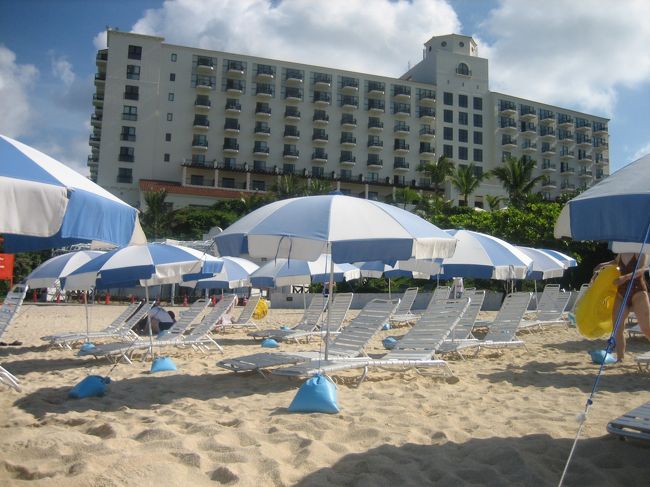 砂浜に伸びるパラソルが夏気分を高めてくれます♪