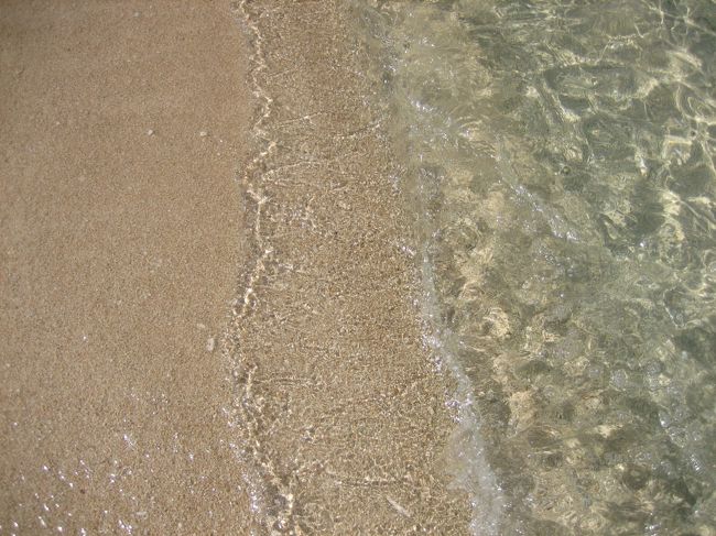 本当にクリアーでキレイな海！<br /><br />干潮の時間がちかく、<br />昨日足がつかなかったところへも<br />歩いていけました。