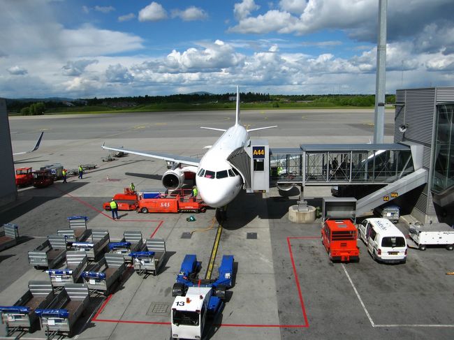 青空が見えるオスロ・ガーデモエン国際空港に到着です。