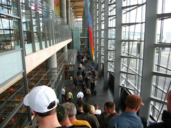 空港の中を、入国審査に向かいます。