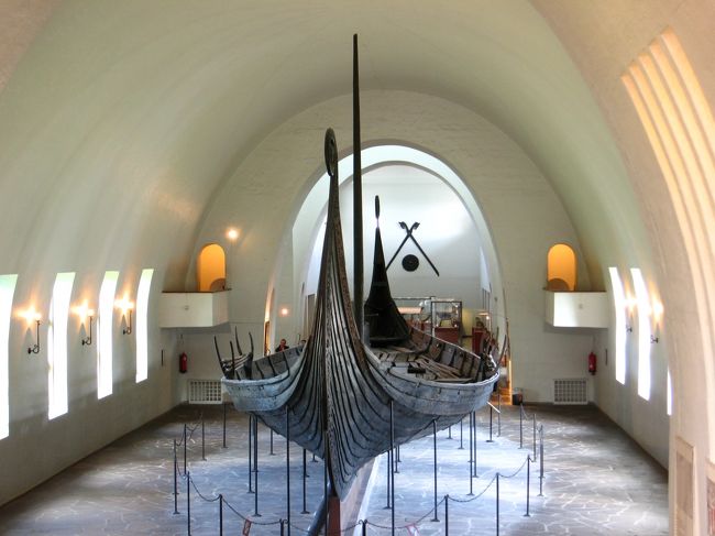 フェリーで渡って、桟橋の前の通りを、真っ直ぐに歩いて行くと、ヴァイキング船博物館です。