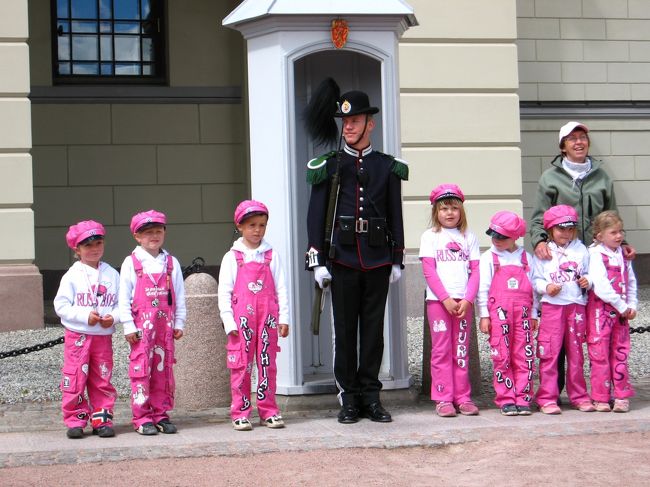 お揃いのつなぎと帽子を被った子供たち、何組も見かけます、衛兵さんと一緒に記念写真です。