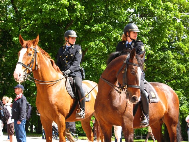 女性の警察官は、美人ですね。<br />