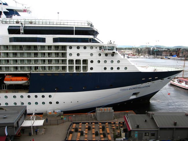 アーケシュフース城では、目の前に大きな豪華客船が停泊していて、距離の近さに驚きです、停泊中の船は、セレブリティ・クルーズのコンステレーション、９万トンです。