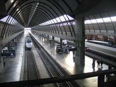 セビーリャの中央駅。巨大な空間にスペイン国鉄自慢の新幹線ＡＶＥが。