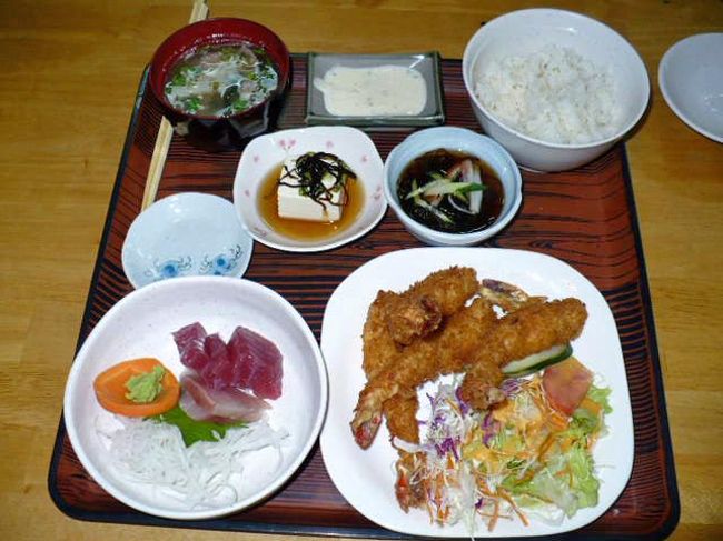お昼ごはんは　地元の方しか行かないような　小さな食堂に入ってみました。<br />「えびフライ定食」お値段は１０００円くらいだったけど凄いボリューム。<br />大きな海老が５本も入ってるし　お造りもかなりボリュームがあって○<br />アイスティーをサービスしてくれました。<br />名前見て無いのでお店の名前不明。ルネッサンスの近くなんですけど・・・。