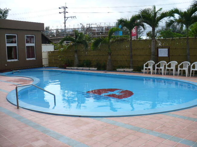 ホテルのプールは小さくてお子様向き。<br />誰も入っていなかったけど　とても綺麗に清掃してありました。<br />道路を渡った所のビーチで泳いだ後、ちょっとお邪魔して海水を落とすのに便利。<br />