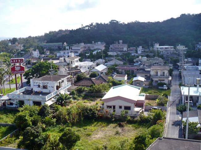 ５８号線をはさんで山側には沖縄の民家がいっぱい。<br />