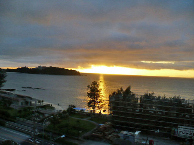 左手にブセナ岬が見えます。<br />夕日も中々素敵でした。<br />お値打ち価格で宿泊できたので大満足。<br /><br />明日はビーチからダイビングにチャレンジ。<br />楽しみだわぁ〜。