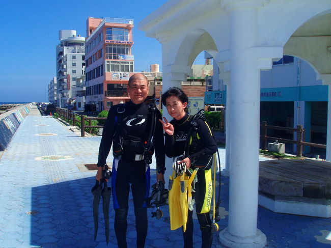 滞在３日目の今日は砂辺でダイビング。<br />防波堤もおしゃれな雰囲気だし、ダイバーも外人さんが多いのね。<br /><br />ところが一つ問題が。<br />大潮でもうすぐ干潮と重なるので浅すぎてＥＮし辛いの。<br />どうも私　潮見表　見間違えてたみたいです。相変わらずドジ。<br />私的には　今回は大潮はずしてお昼に満潮のはずだったのですけど・・・。<br /><br />ハハハ。またやっちゃった〜。いつも大潮でお昼ころはド干潮で最悪なのよね〜。