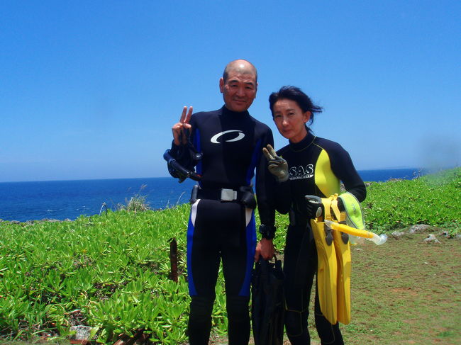 おや？ここは、到着日　万座毛から見えてた東屋のある場所なんだわ。<br />探し回ったけど分からなかった場所なので　得した気分。<br /><br />Ｐ入り口付近のトイレの横にある細い道路から入っていくのね。覚えました。<br /><br />こちらも外人さんが団体でお越しでした。<br />どんな所なのかな？ワクワク。